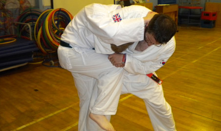 Self-defence from headlock